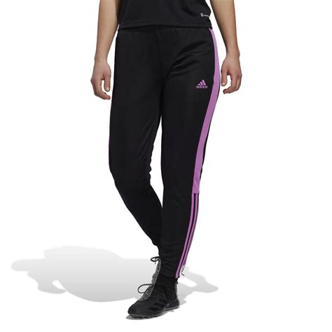 een wat strakke adidas trainingsbroek dames|Adidas trainers broek.